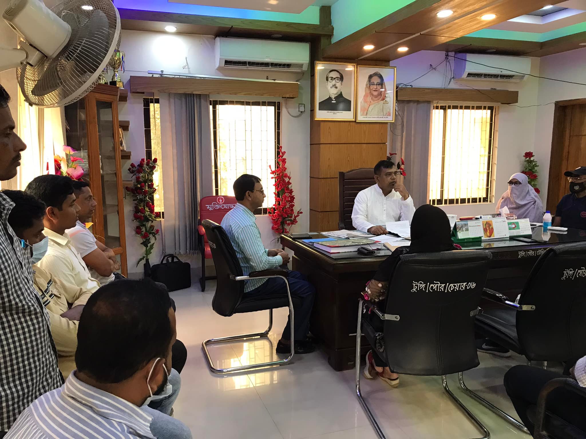 মাননীয় মেয়র মহোদয় ও কর্মকর্তা-কর্মচারীবৃন্দ দের জরুরি মিটিং